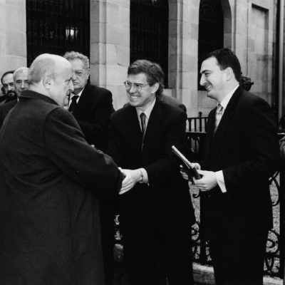 Homenaje europeistas vascos Gernika, 2001: Iñaki Renteria, miembro primera Junta Directiva, Isabel López Aulestia, José Poza, Eusebio Gainza, Carlos Brú, F. Álvarez de Miranda, J. M. González Zorrilla, Aitor Esteban y  Miguel Ángel Aranaz, Alcalde de Gernika.