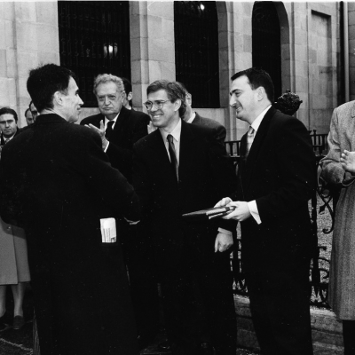 Homenaje europeistas vascos Gernika, 2001: José Luis Nárdiz, hijo de Gonzalo Nárdiz, primer presidente de Eurobasque, F. Álvarez Miranda, J. M. González Zorrilla, Aitor Esteban y Miguel Ángel Aranaz, Alcalde de Gernika