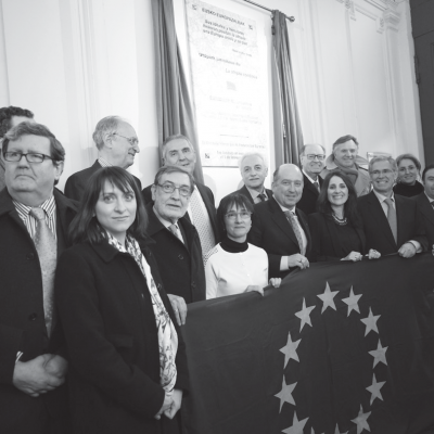 Colocación de una placa conmemorativa de la fundación de EuroBasque en la Avenue Marceau de París, 2014.